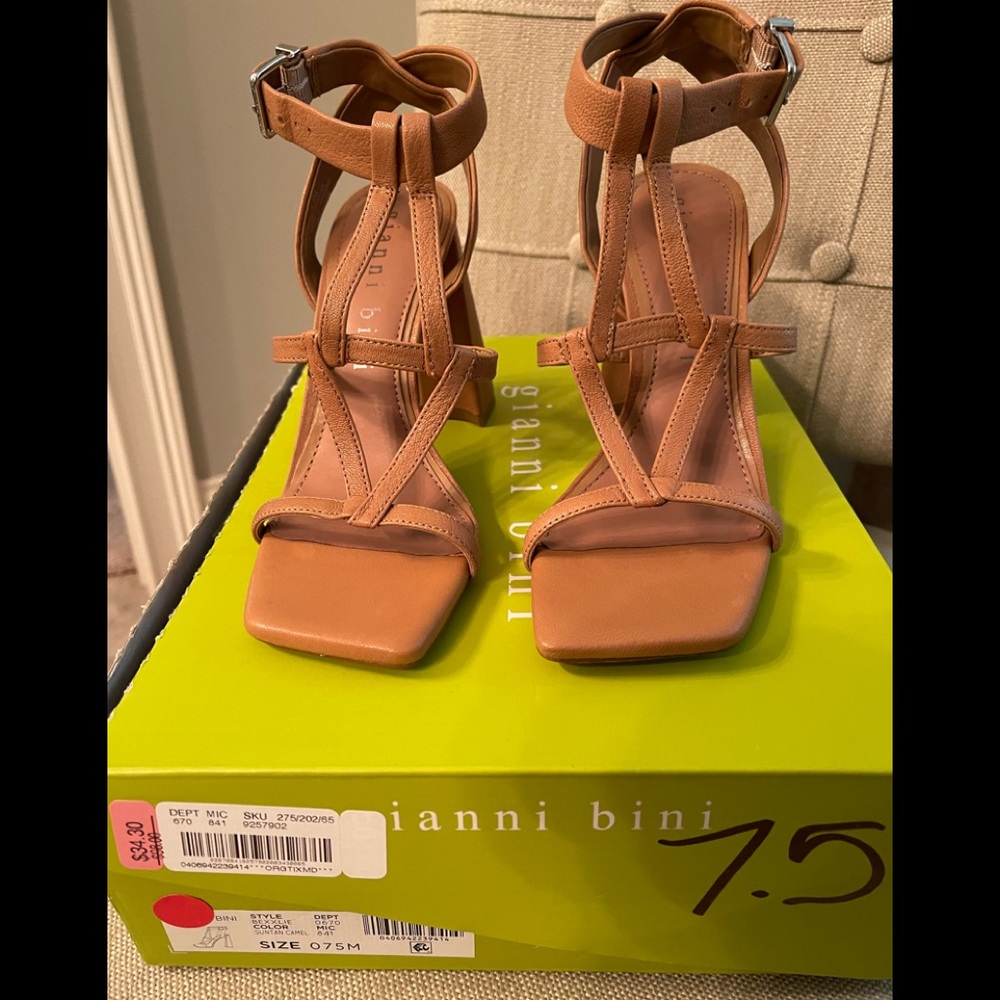 Beautiful nude Gianni Bini Bexxlie heeled sandals Sz 7.5